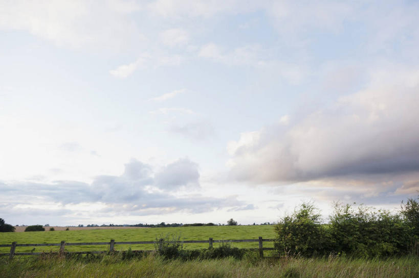 无人,农场,栏杆,横图,室外,白天,正面,旅游,度假,畜牧业,牧场,草地,草坪,美景,植物,爱尔兰,欧洲,栅栏,景观,篱笆,云,云朵,围栏,云彩,娱乐,护栏,草,树,树木,绿色,白云,自然,享受,休闲,景色,放松,生长,成长,西欧,自然风光,畜牧,爱尔兰共和国,牧业,伦斯特省,韦斯特米斯郡,彩图