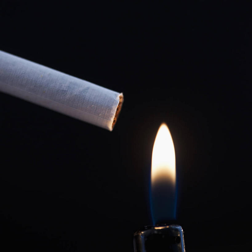 无人,方图,室内,特写,白天,正面,热情,静物,香烟,火,一根,阴影,黑色背景,光线,火焰,影子,灯光,燃烧,打火机,烟,摄影,影棚,取火装置,小型取火装置,卷烟,烟草,纸烟,彩图,影棚拍摄,拍摄