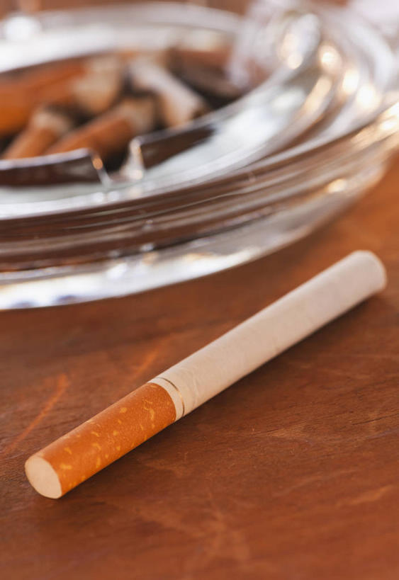 无人,竖图,俯视,室内,特写,白天,桌面,桌子,静物,香烟,玻璃,许多,阴影,反射,木制,影子,很多,玻璃制品,一个,木制品,烟,摄影,影棚,单个,烟灰缸,烟蒂,烟碟,烟盅,卷烟,烟草,纸烟,彩图,高角度拍摄,影棚拍摄,拍摄,烟屁