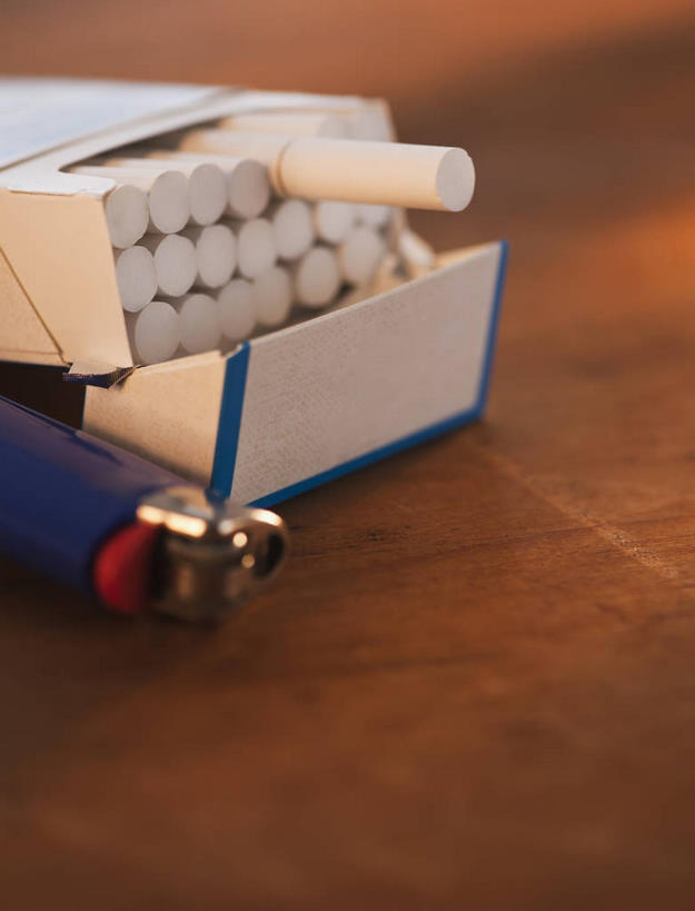 无人,竖图,俯视,室内,特写,白天,桌面,桌子,静物,香烟,一排,许多,阴影,朦胧,模糊,整齐,并列,并排,反射,木制,影子,纸盒,很多,盒子,排列,一个,包装盒,木制品,容器,打火机,烟,摄影,影棚,单个,储藏,储存,队列,平行,取火装置,小型取火装置,卷烟,烟草,纸烟,彩图,高角度拍摄,影棚拍摄,拍摄,贮存