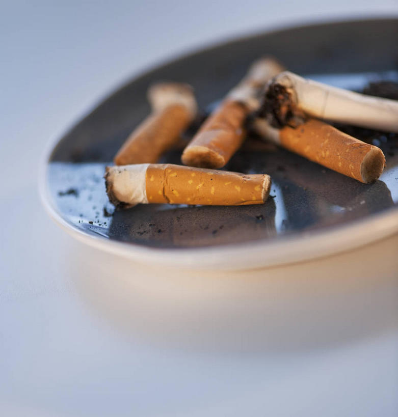 无人,竖图,俯视,室内,特写,白天,桌子,静物,香烟,一堆,许多,阴影,堆叠,堆积,朦胧,模糊,反射,影子,陶瓷,陶瓷制品,很多,一个,烟,摄影,影棚,单个,堆,烟灰缸,烟蒂,烟碟,烟盅,卷烟,烟草,纸烟,彩图,高角度拍摄,影棚拍摄,拍摄,烟屁