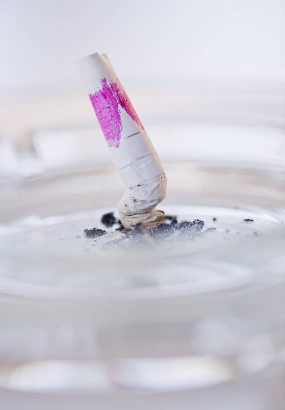 无人,竖图,室内,特写,白天,白色背景,正面,桌子,静物,香烟,玻璃,一根,阴影,朦胧,模糊,反射,影子,玻璃制品,一个,粉色,唇膏,化妆品,口红,烟,摄影,影棚,单个,烟灰缸,烟蒂,化妆用品,烟碟,烟盅,唇棒,卷烟,烟草,纸烟,彩图,影棚拍摄,拍摄,烟屁