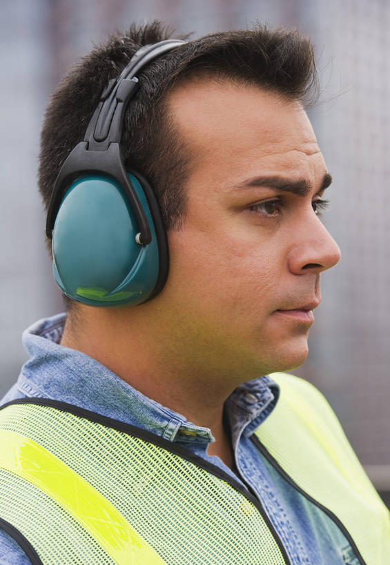 西方人,脸,头,脸颊,一个人,建筑工人,竖图,室外,特写,白天,侧面,工作服,制服,安全,欧洲,欧洲人,仅一个男性,仅一个人,仅一个中年男性,朦胧,模糊,防护,注视,肩膀,工人,建筑工地,观察,看,耳罩,观看,保护,察看,关注,保险,隔音,耳套,保全,周全,安稳,安定,地盘,建筑地盘,施工地盘,耳护,工作制服,平安,男人,男性,中年男性,白种人,头部,脸部,脸蛋,面部,建筑工,半身,彩图,工作套服,工地,安全服,反光背心,反光服,反光衣