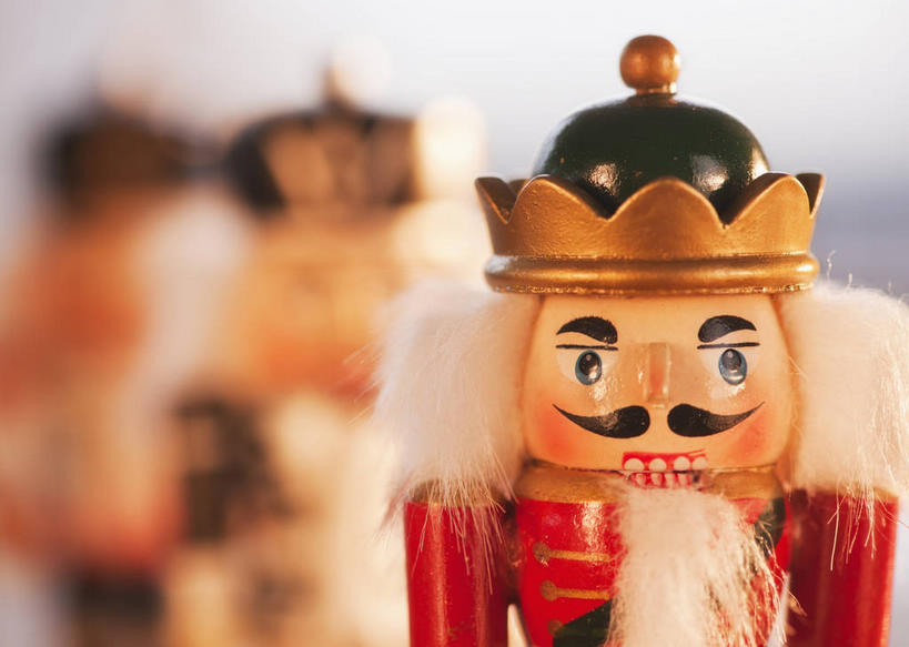 西方人,无人,三个人,站,笑,微笑,横图,室内,特写,白天,白色背景,正面,制服,童话故事,桌面,桌子,静物,帽子,欧洲,欧洲人,一排,士兵,阴影,朦胧,模糊,整齐,并列,并排,反射,木制,影子,注视,排列,衣服,木制品,观察,看,站着,摄影,影棚,观看,军人,察看,军装,队列,关注,军服,平行,兵士,胡桃夹子,童话,男人,男性,年轻男性,白种人,站立,半身,彩图,影棚拍摄,拍摄