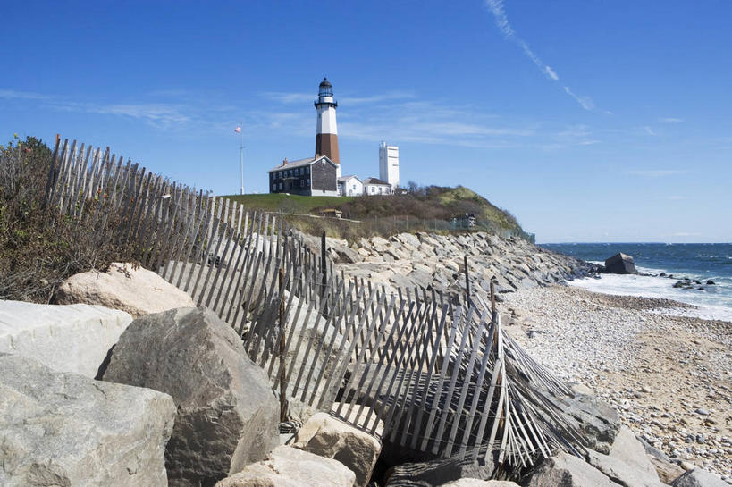 无人,横图,室外,白天,正面,旅游,度假,海浪,海洋,石头,美景,山,山脉,道路,纽约,美国,阴影,光线,信息,石子,影子,景观,浪花,山峰,云,云朵,灯塔,交通,山峦,云彩,方向,娱乐,蓝色,白云,蓝天,天空,阳光,自然,海水,群山,天,享受,休闲,景色,放松,晴朗,引导,指引,北美,北美洲,自然风光,美洲,海景,长岛,纽约州,帝国之州,帝国州,北亚美利加洲,亚美利加洲,航标,纽约长岛,蒙托克,大海,风浪,海,海水的波动,近岸浪,石块,岩石,涌浪,晴空,彩图,导航