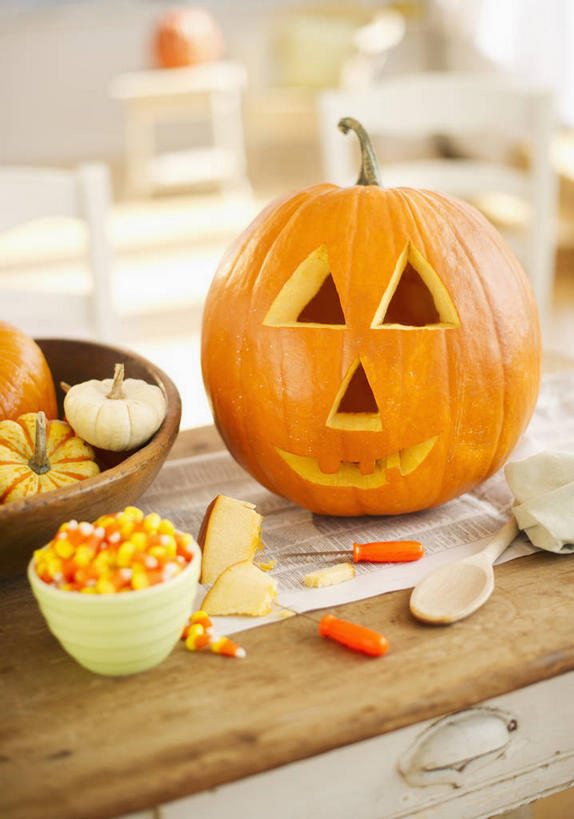 脸,头,脸颊,无人,竖图,俯视,室内,特写,白天,餐桌,桌子,南瓜,蔬菜,照明,一堆,许多,阴影,堆叠,堆积,节日,朦胧,模糊,庆祝,新鲜,装饰,反射,木制,影子,灯光,金瓜,食品,糖,糖果,甜点,甜品,软糖,文化,镂空,番瓜,灯,食物,木制品,容器,灯具,碗,甜食,庆典,南瓜灯,万圣节,有机食品,绿色食品,餐台,纪念,储藏,堆,华丽,修饰,麦瓜,倭瓜,照亮,点缀,照明设备,储存,衬托,美观,雅致,雅观,镂刻,头部,脸部,脸蛋,面部,彩图,高角度拍摄,玉米糖,贮存