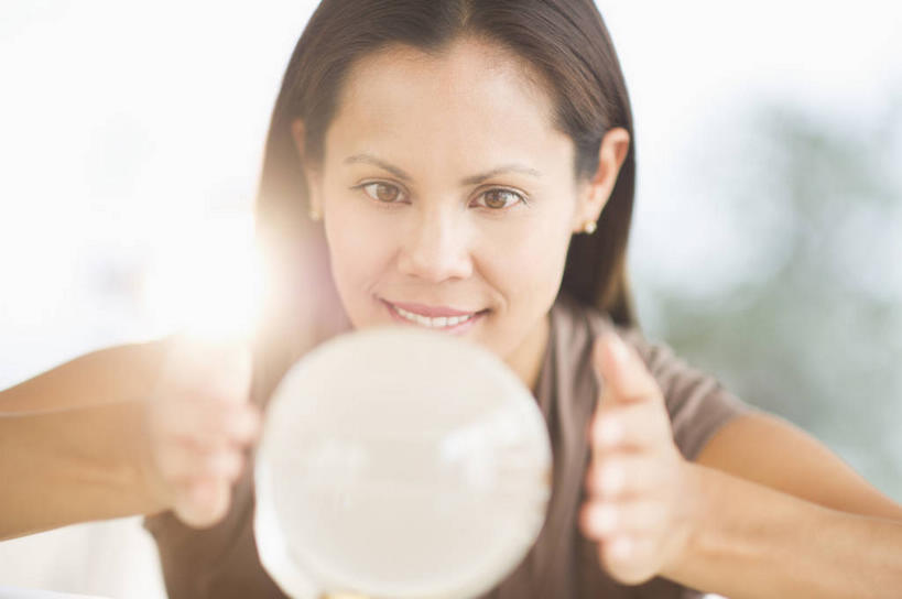 西方人,手,一个人,坐,笑,微笑,露齿笑,横图,室内,白天,正面,欧洲,欧洲人,双手,仅一个女性,仅一个人,阴影,服装,朦胧,模糊,透明,反射,影子,水晶,注视,休闲装,耳钉,装饰品,一个,衣服,饰品,首饰,观察,看,仅一个中年女性,休闲,球体,手部,休闲服,水晶球,服饰,单个,观看,靠近,察看,关注,耳饰,女人,女性,中年女性,白种人,坐着,半身,彩图