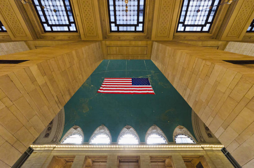 无人,横图,室内,白天,仰视,旅游,度假,窗户,天花板,标志建筑,城市,地标,建筑,车站,旗帜,国旗,纽约,美国,天窗,曼哈顿,站台,娱乐,建设,月台,中央车站,星条旗,玻璃窗,享受,休闲,旅游胜地,放松,美国国旗,北美,北美洲,美洲,纽约州,帝国之州,帝国州,北亚美利加洲,亚美利加洲,大广场车站,大中央车站,大中央火车总站,旗,彩图,低角度拍摄,美利坚合众国国旗,曼哈顿岛