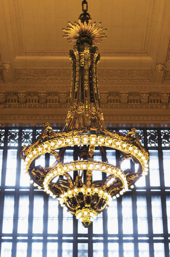 无人,竖图,室内,白天,仰视,旅游,度假,窗户,天花板,标志建筑,城市,地标,建筑,车站,照明,纽约,美国,阴影,光线,影子,灯光,曼哈顿,站台,娱乐,建设,吊灯,月台,中央车站,玻璃窗,灯,灯具,享受,休闲,旅游胜地,放松,照亮,北美,北美洲,照明设备,美洲,纽约州,帝国之州,帝国州,北亚美利加洲,亚美利加洲,大广场车站,大中央车站,大中央火车总站,彩图,低角度拍摄,曼哈顿岛