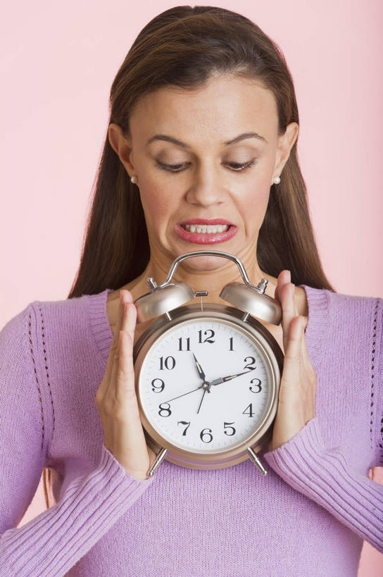 西方人,一个人,站,竖图,室内,白天,正面,闹钟,欧洲,欧洲人,仅一个女性,仅一个人,握,阴影,粉色背景,服装,时间,反射,时钟,影子,计时,注视,休闲装,一个,衣服,紫色,钟表,低头,观察,看,站着,仅一个中年女性,休闲,休闲服,表,握着,摄影,服饰,影棚,单个,观看,紧张,察看,关注,垂头,女人,女性,中年女性,白种人,钟,站立,半身,彩图,影棚拍摄,拍摄