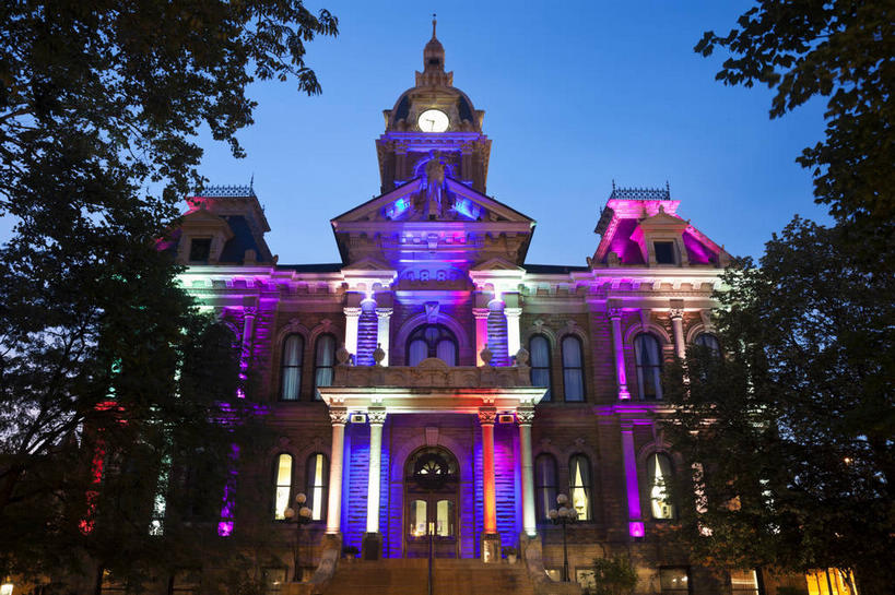 无人,横图,室外,夜晚,仰视,度假,美景,植物,城市风光,标志建筑,城市,地标,建筑,美国,阴影,时间,光线,时钟,影子,景观,建筑群,钟楼,灯光,计时,娱乐,建设,树,树木,蓝色,绿色,蓝天,天空,自然,钟表,天,享受,休闲,表,景色,放松,生长,成长,北美,北美洲,美洲,俄亥俄州,北亚美利加洲,亚美利加洲,塔钟,俄亥俄,七叶树州,七叶果之州,钟,彩图,低角度拍摄