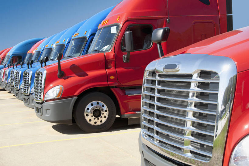 无人,停车场,横图,室外,白天,正面,度假,美景,城市风光,城市,卡车,美国,一排,许多,阴影,整齐,光线,影子,景观,集装箱,娱乐,排列,红色,蓝色,蓝天,天空,阳光,交通工具,天,享受,休闲,景色,放松,集装箱车,晴朗,货车,北美,北美洲,队列,载具,美洲,货运车,田纳西州,万里无云,北亚美利加洲,亚美利加洲,田纳西,志愿之州,杰克逊,晴空,晴空万里,载重汽车,彩图,泊车场,麦迪逊县