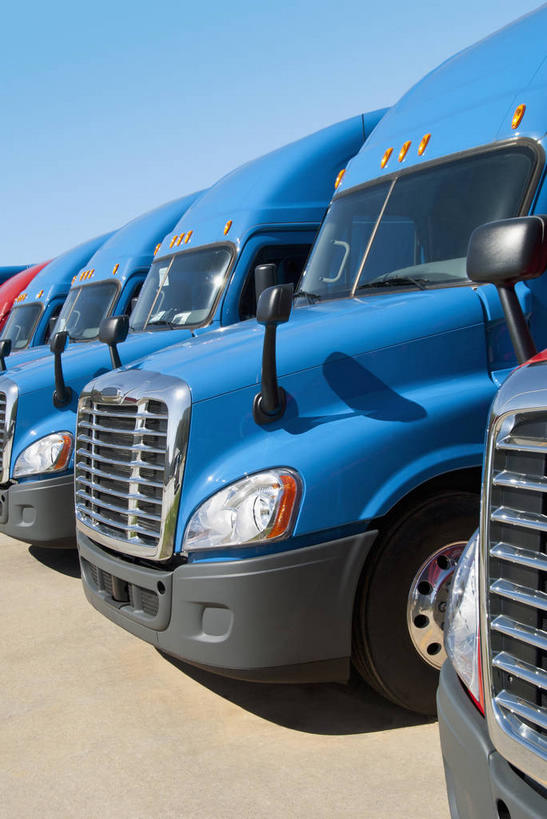 无人,停车场,竖图,室外,白天,正面,度假,美景,城市风光,城市,卡车,美国,一排,许多,阴影,整齐,光线,影子,景观,集装箱,娱乐,排列,红色,蓝色,蓝天,天空,阳光,交通工具,天,享受,休闲,景色,放松,集装箱车,晴朗,货车,北美,北美洲,队列,载具,美洲,货运车,田纳西州,万里无云,北亚美利加洲,亚美利加洲,田纳西,志愿之州,杰克逊,晴空,晴空万里,载重汽车,彩图,泊车场,麦迪逊县