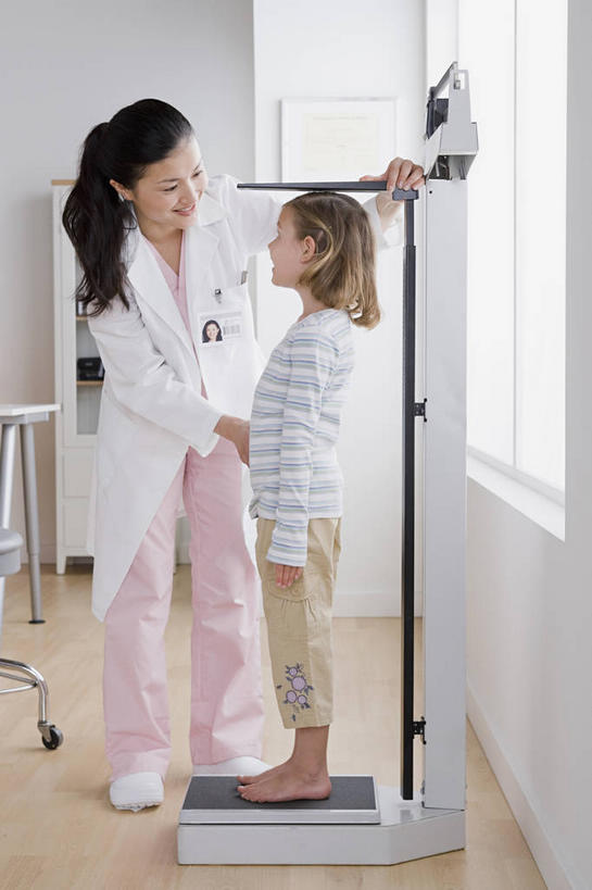 东方人,西方人,儿童,两个人,医生,医院,站,笑,微笑,露齿笑,竖图,室内,白天,正面,工作服,制服,纯洁,仪器,窗户,地板,欧洲,欧洲人,亚洲,弯腰,握,服装,墙,地面,生活,拿,拿着,注视,休闲装,黄种人,木地板,玻璃窗,墙壁,墙面,小孩,衣服,白色,观察,看,站着,医护人员,医疗人员,休闲,健康,休闲服,可爱,童年,童趣,握着,服饰,观看,察看,衡量,体重,关注,计量,童真,烂漫,无邪,医疗机构,弯身,衡器,健康秤,工作制服,天真,女孩,女人,女性,中年女性,白种人,亚洲人,孩子,大夫,秤,体重秤,站立,彩图,全身,工作套服,病院,诊所,身高体重秤,女生