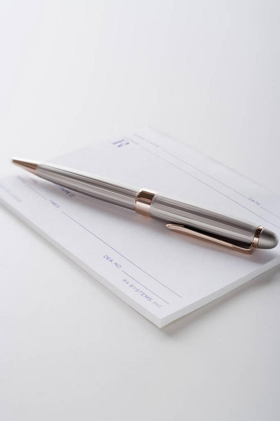 无人,竖图,俯视,室内,特写,白天,白色背景,静物,阴影,反射,笔,影子,纸,办公用品,钢笔,纸张,文具,白色,学习用品,摄影,影棚,A4纸,文具用品,一支,空白,彩图,高角度拍摄,影棚拍摄,拍摄,16开