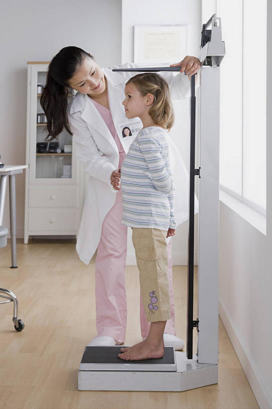 东方人,西方人,儿童,两个人,医生,医院,站,笑,微笑,露齿笑,竖图,室内,白天,正面,工作服,制服,纯洁,仪器,窗户,地板,欧洲,欧洲人,亚洲,服装,墙,地面,生活,注视,休闲装,黄种人,木地板,玻璃窗,墙壁,墙面,小孩,衣服,白色,观察,看,站着,医护人员,医疗人员,休闲,健康,休闲服,可爱,童年,童趣,搭,服饰,观看,察看,衡量,体重,搭着,关注,计量,童真,烂漫,无邪,医疗机构,衡器,健康秤,工作制服,天真,女孩,女人,女性,白种人,亚洲人,孩子,大夫,秤,体重秤,抬头,仰头,站立,彩图,全身,工作套服,病院,诊所,身高体重秤,女生