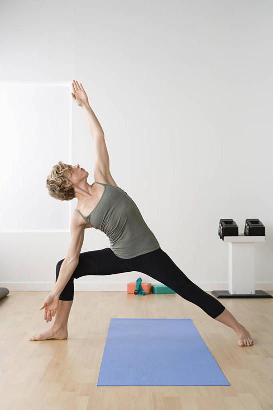 西方人,一个人,健身房,站,举,伸展双臂,竖图,室内,白天,正面,锻炼,瑜伽,运动,窗户,地板,吊带,欧洲,欧洲人,仅一个女性,仅一个人,服装,毯子,墙,地面,扭头,注视,吊带衫,光脚,木地板,玻璃窗,墙壁,墙面,衣服,白色,瑜伽垫,垫子,观察,看,托,站着,转头,仅一个中年女性,赤脚,养生,服饰,观看,张开双腿,察看,衣着,穿着,关注,瑜伽毯,衣饰,展开双腿,体育,女人,女性,中年女性,白种人,敞开双臂,举起,举手,举着,伸开双臂,向上举,向上伸,向上托,展开双肩,站立,张开手臂,张开双臂,彩图,全身,健身,健身馆,三角形式,三角式,伸展双腿