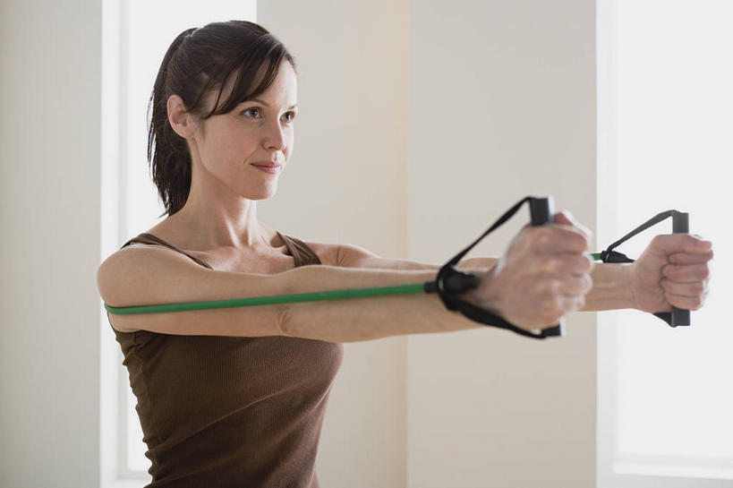 西方人,一个人,健身房,站,举,横图,室内,白天,正面,锻炼,运动,窗户,欧洲,欧洲人,仅一个女性,仅一个人,握,服装,背心,墙,注视,娱乐,运动器械,玻璃窗,墙壁,墙面,衣服,白色,观察,看,托,站着,仅一个中年女性,享受,休闲,健身器械,放松,握着,服饰,观看,察看,衣着,穿着,关注,健身器材,室内运动,阻力带,衣饰,女人,女性,中年女性,白种人,举起,举手,举着,向上举,向上伸,向上托,站立,半身,彩图,健身,健身馆,运动器材