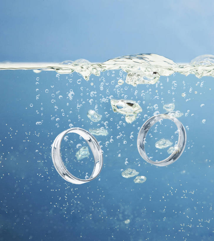 无人,竖图,室内,白天,正面,爱情,水,金属制品,蓝色背景,沮丧,金属,圆形,液体,圆,水滴,几何,浪漫,装饰品,两个,泡泡,戒指,饰品,首饰,恩爱,摄影,影棚,失望,距离,信物,伤心,权利,隔阂,手饰,彩图,影棚拍摄,拍摄,几何图形