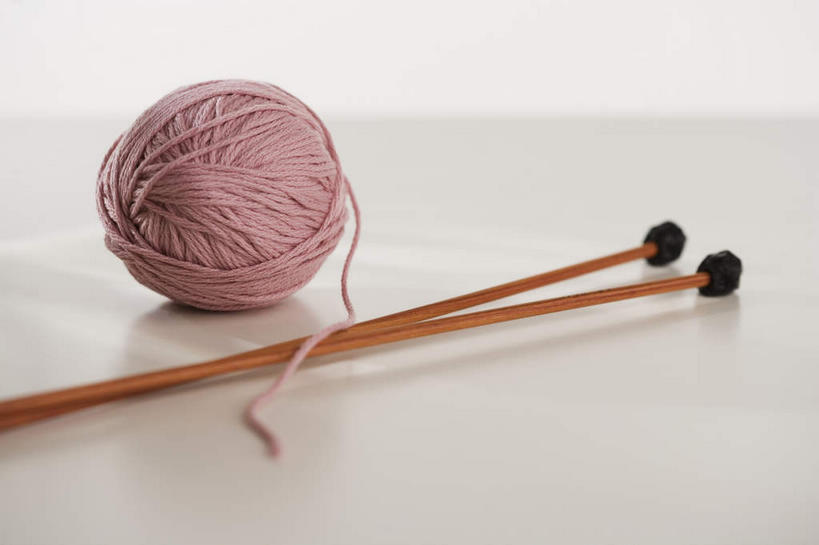 无人,横图,俯视,室内,特写,白天,白色背景,静物,两根,阴影,卷曲,编织,缠绕,反射,影子,织物,线团,针,纺织,一个,粉色,毛线,摄影,影棚,单个,毛衣针,编织针,彩图,高角度拍摄,影棚拍摄,拍摄