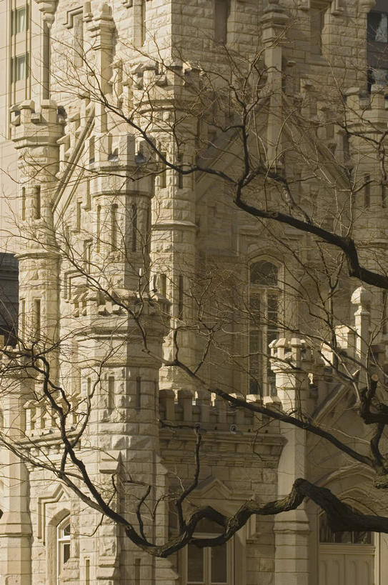 无人,高楼大厦,竖图,室外,白天,正面,旅游,度假,标志建筑,城市,地标,建筑,摩天大楼,美国,阴影,光线,影子,堡垒,城堡,娱乐,建设,阳光,享受,休闲,旅游胜地,放松,北美,北美洲,要塞,美洲,伊利诺斯州,芝加哥,世界屠猪城,巨肩之城,劳动之城,伊利诺伊,伊利诺伊州,伊利诺州,芝加哥市,芝城,林肯之地,北亚美利加洲,亚美利加洲,水塔大厦,设防,彩图,大楼,高层建筑,高楼,摩天楼