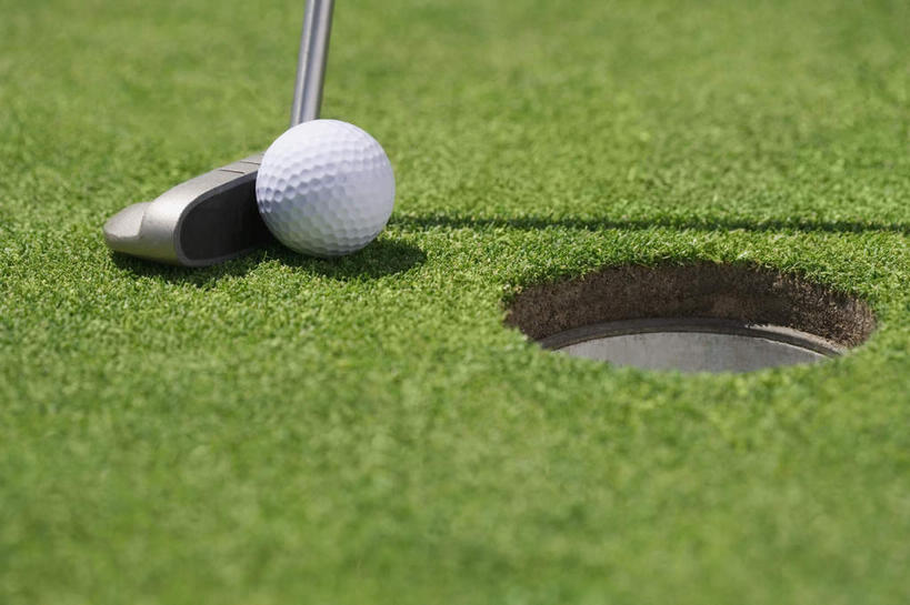 无人,体育馆,运动场,横图,俯视,室外,特写,白天,锻炼,运动,草地,草坪,植物,阴影,光线,高尔夫,高尔夫球,球洞,影子,球场,体育场,高尔夫球场,草,一个,绿色,阳光,田径场,单个,高尔夫球洞,高尔夫球杆,绿茵场,高尔夫运动,高尔夫球具,运动馆,体育,彩图,高角度拍摄,健身