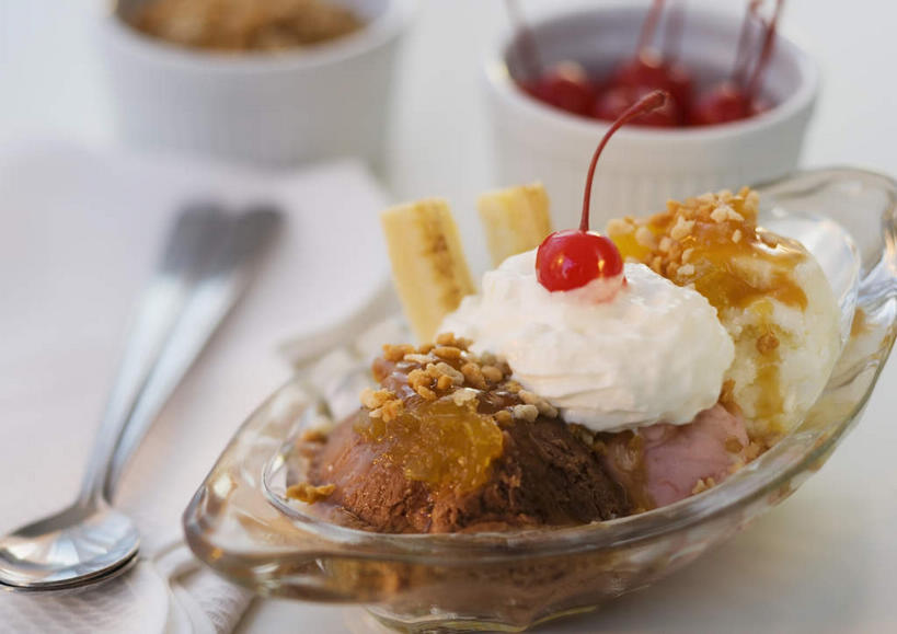 无人,横图,俯视,室内,特写,白天,白色背景,餐桌,桌子,香蕉,樱桃,水果,玻璃,许多,阴影,朦胧,模糊,新鲜,反射,影子,勺子,陶瓷,生食,食品,冰激凌,果实,陶瓷制品,很多,清凉,玻璃制品,食物,容器,调羹,汤匙,碗,冷饮,舒服,冰淇淋,摄影,有机食品,绿色食品,影棚,餐台,储藏,解暑,储存,解渴,雪糕,舒爽,冰糕,消暑,樱珠,莺桃,英桃,楔桃,牛桃,荆桃,甘蕉,彩图,高角度拍摄,影棚拍摄,拍摄,香蕉船,贮存