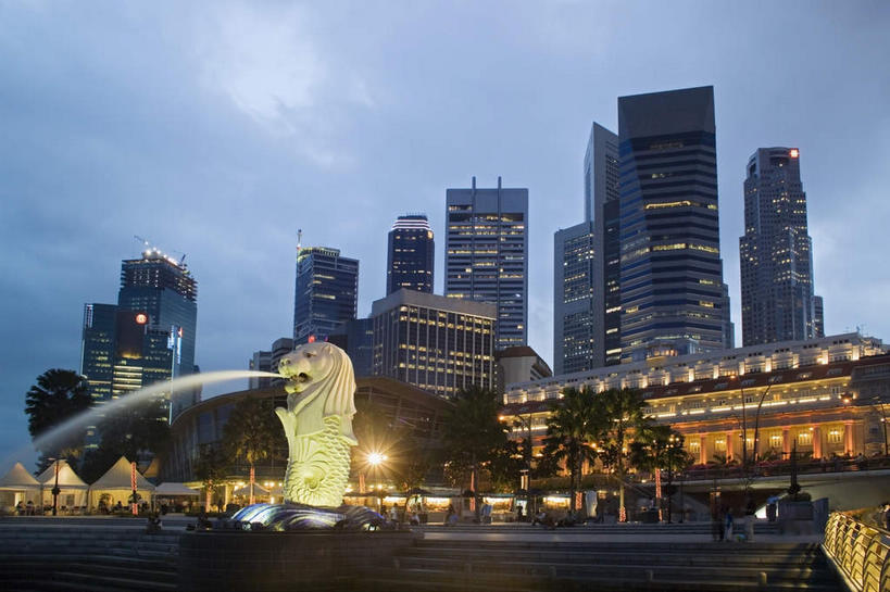 无人,高楼大厦,横图,室外,夜晚,仰视,度假,河流,美景,水,植物,城市风光,城市,大厦,建筑,摩天大楼,喷泉,哺乳动物,野生动物,狮子,雕塑,新加坡,亚洲,阴影,艺术,装饰,光线,雕刻,雕像,影子,河水,景观,水流,灯光,首都,注视,文化,娱乐,树,树木,绿色,自然,动物,工艺品,观察,看,品味,享受,休闲,景色,放松,东南亚,生长,成长,观看,纪念,美术,察看,关注,主题,水景,凶猛,陈列,鱼尾狮,鱼尾狮公园,功能,美学,美观,新加坡共和国,狮头鱼尾像,残暴,凶残,设计,彩图,低角度拍摄,全身,大楼,高层建筑,高楼,摩天楼