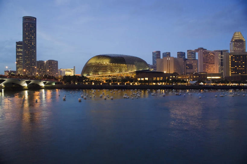 无人,高楼大厦,横图,室外,夜晚,正面,旅游,度假,河流,水,植物,标志建筑,大厦,地标,建筑,摩天大楼,新加坡,亚洲,阴影,波纹,光线,影子,河水,水流,灯光,涟漪,首都,娱乐,建设,树,树木,绿色,倒影,水纹,自然,波浪,享受,休闲,旅游胜地,放松,东南亚,生长,成长,倒映,水晕,新加坡共和国,反照,滨海湾,彩图,大楼,高层建筑,高楼,摩天楼