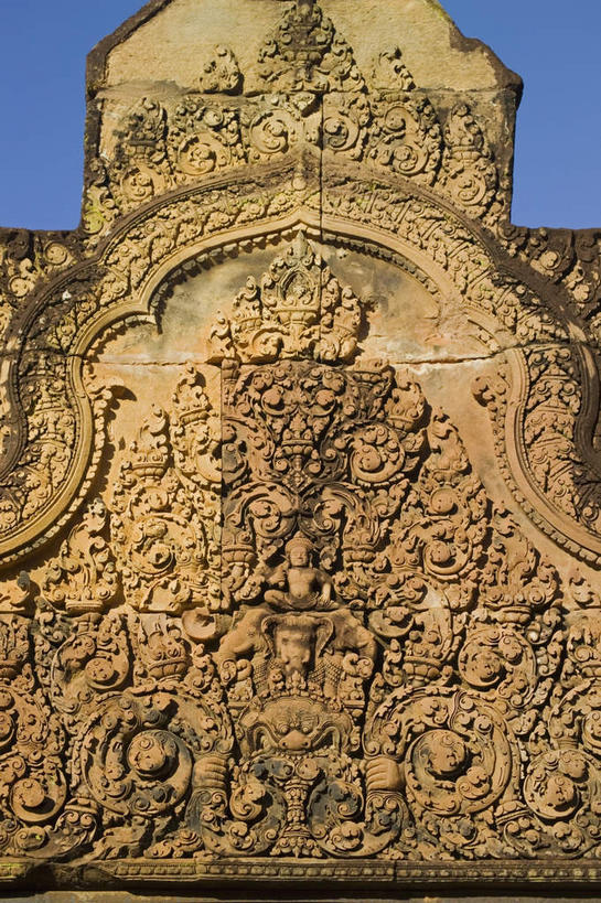 无人,寺庙,竖图,室外,白天,仰视,旅游,度假,名胜古迹,标志建筑,地标,建筑,雕塑,柬埔寨,亚洲,阴影,节日,遗迹,艺术,装饰,光线,雕刻,雕像,影子,墙,燃烧,古迹,文化,文物,娱乐,建设,古建筑,墙壁,墙面,蓝色,蓝天,天空,阳光,香火,工艺品,庙宇,天,祈祷,享受,休闲,健康,旅游胜地,放松,许愿,宗教,东南亚,信仰,晴朗,纪念,祈求,美术,主题,陈列,古文明,万里无云,暹粒,高棉,柬埔寨王国,女王宫,功能,美学,吉蔑,班迭斯雷寺,平安,晴空,晴空万里,彩图,低角度拍摄,庙,寺