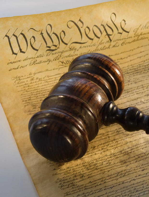 无人,竖图,俯视,室内,特写,白天,白色背景,静物,阴影,反射,木制,英文,标志,材料,档案,文件,文字,影子,纸,字符,字母,标识,一个,木制品,手稿,资料,拍卖槌,拍卖锤,摄影,影棚,单个,英文字母,证明,文档,法槌,法锤,法令,公法,功令,国法,司法,王法,执法,彩图,高角度拍摄,影棚拍摄,拍摄,法律