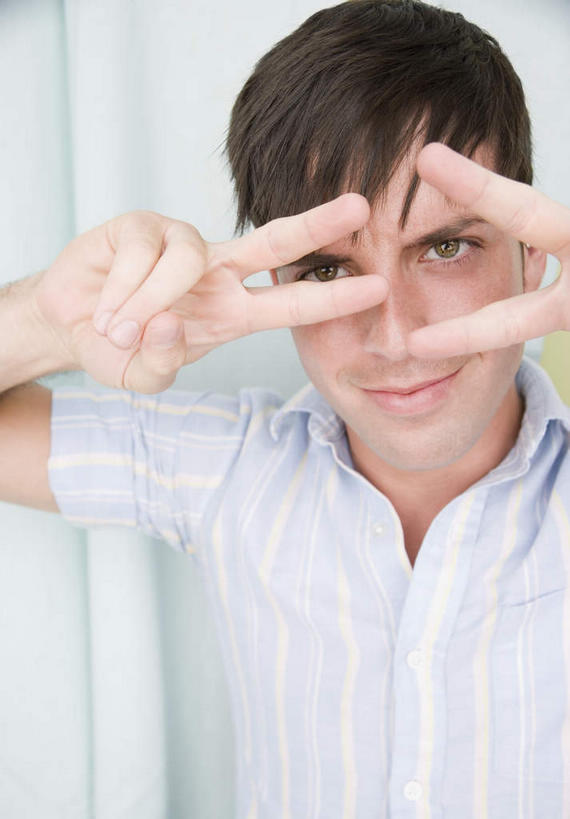 西方人,脸,头,脸颊,手,一个人,竖图,室内,特写,白天,正面,衬衫,快乐,兴奋,骄傲,成功,胜利,欧洲,欧洲人,双手,仅一个男性,仅一个人,服装,注视,肩膀,仅一个年轻男性,衣服,观察,看,手势,手部,自信,遮,遮掩,服饰,观看,察看,掩盖,遮挡,衣着,穿着,关注,遮盖,掩饰,衣饰,男人,男性,年轻男性,白种人,头部,脸部,脸蛋,面部,半身,彩图,衬衣,欢乐,开心