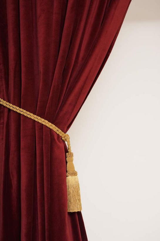 无人,舞台,竖图,室内,白天,正面,电影院,静物,照明,阴影,光线,影子,墙,灯光,墙壁,墙面,灯,红色,白色,灯具,打开,帷幕,聚光灯,照亮,开启,照明设备,帷幔,幕布,幕帘,帷幔布,彩图