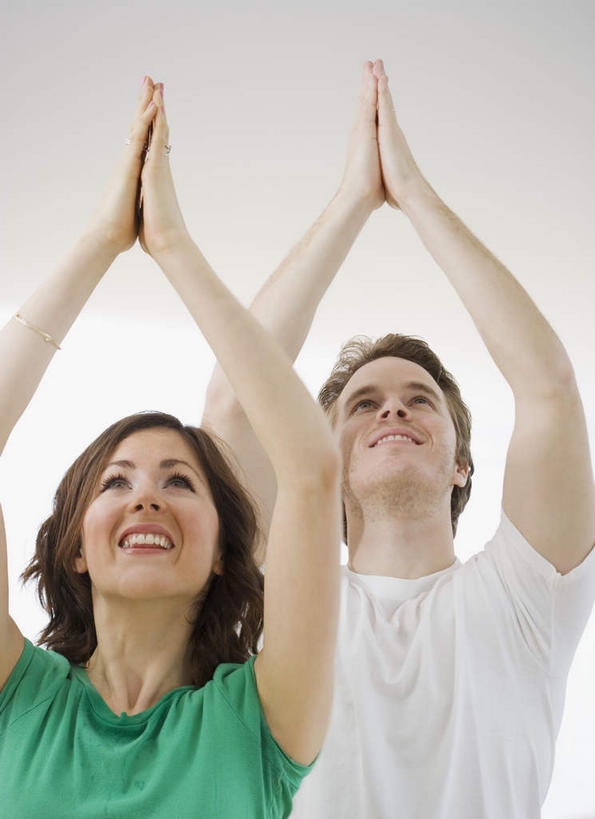 西方人,两个人,家庭,夫妻,站,举,笑,微笑,露齿笑,竖图,室内,白天,白色背景,正面,爱情,欧洲,欧洲人,服装,浪漫,祝福,注视,休闲装,虔诚,衣服,观察,看,祈祷,双手合十,托,站着,休闲,温暖,温馨,一家人,休闲服,恩爱,恋人,摄影,服饰,影棚,观看,和睦,察看,关注,感谢,合掌,合十礼,合掌礼,合十,莲华合掌,感恩,男人,男性,年轻女性,女人,女性,中年男性,白种人,年轻人,夫妇,情侣,举起,举手,举着,抬头,向上举,向上伸,向上托,仰头,站立,半身,彩图,影棚拍摄,拍摄,伴侣,融洽