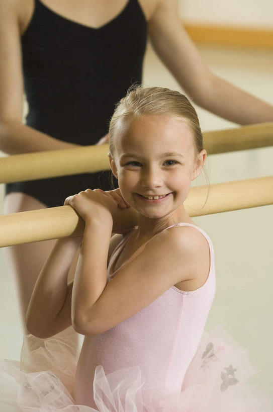 西方人,儿童,两个人,教师,站,笑,微笑,露齿笑,竖图,室内,白天,正面,裙子,纯洁,单杠,欧洲,欧洲人,握,阴影,反射,影子,拿,拿着,扭头,注视,运动器械,小孩,观察,看,站着,转头,健身器械,可爱,童年,童趣,握着,短裙,观看,察看,关注,健身器材,童真,烂漫,无邪,芭蕾舞裙,芭蕾裙,天真,年轻女性,女孩,女人,女性,白种人,孩子,讲师,教授,老师,站立,半身,彩图,运动器材,女生