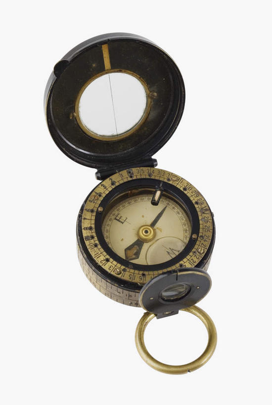 无人,竖图,俯视,室内,特写,白天,白色背景,复古,静物,阴影,时间,反射,时钟,影子,计时,怀表,一个,钟表,表,摄影,影棚,单个,挂表,钟,彩图,高角度拍摄,影棚拍摄,拍摄