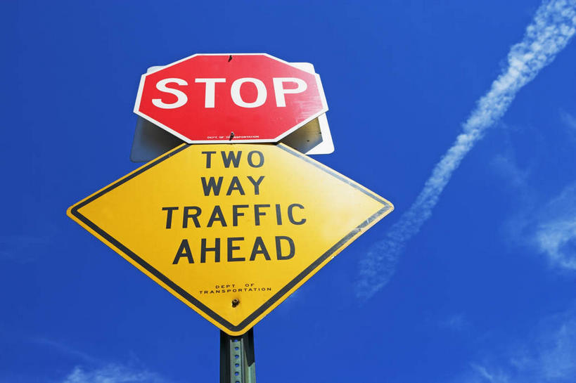 无人,横图,室外,特写,白天,仰视,指示牌,英文,标志,文字,字符,字母,烟雾,云,云朵,云彩,标识,排列,黄色,红色,蓝色,白云,蓝天,天空,天,晴朗,英文字母,污染,废气,飞机尾迹,尾迹云,机尾云,飞机拉烟,云带,尾迹,机尾迹,飞机尾气,摆列,晴空,彩图,低角度拍摄,布列,分列