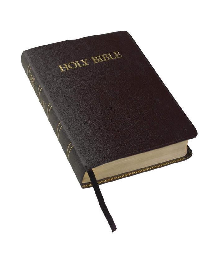 无人,竖图,俯视,室内,特写,白天,白色背景,静物,书籍,一本,节日,英文,标志,文字,字符,字母,圣经,文化,标识,书本,祈祷,健康,许愿,摄影,宗教,信仰,影棚,纪念,英文字母,祈求,经书,平安,书,图书,彩图,高角度拍摄,影棚拍摄,拍摄,耶经