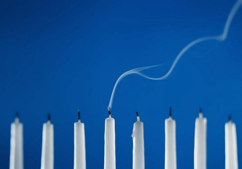 无人,横图,室内,特写,白天,正面,静物,蜡烛,一排,蓝色背景,节日,整齐,烛台,文化,排列,祈祷,健康,烟,许愿,摄影,宗教,信仰,影棚,纪念,祈求,队列,犹太教,犹太教九灯烛台,再献圣殿节灯台,挑筋教,平安,彩图,影棚拍摄,拍摄,太教灯台