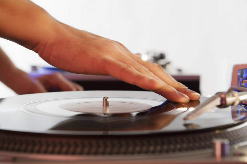 西方人,一个人,站,横图,室内,特写,夜晚,正面,聚会,奢侈,陶醉,夜生活,快乐,数据,欧洲,欧洲人,仅一个男性,仅一个人,信息,唱片,音乐,音乐播放器,旋转,娱乐,存储介质,加工,仅一个年轻男性,站着,享受,休闲,放松,放大,夜店,碟片,修饰,存储,混合,家用电器,播音,广播,调音台,迪厅,夜总会,分配,黑胶唱片,扭转,留声机,调音控制台,唱片机,男人,男性,年轻男性,白种人,站立,半身,彩图,播放器,沉醉