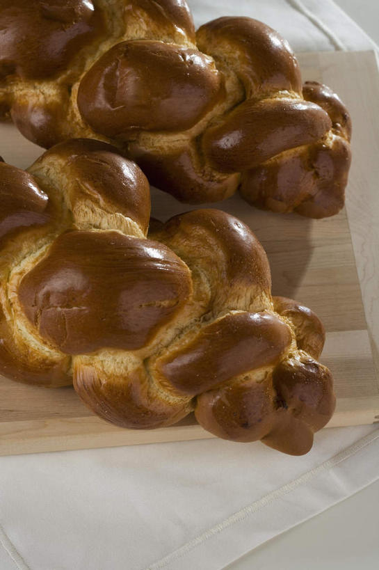 点心,面包,无人,竖图,俯视,室内,特写,白天,桌面,桌子,阴影,反射,木制,影子,食品,面点,案板,砧板,食物,糕点,两个,木制品,辫子面包,彩图,高角度拍摄