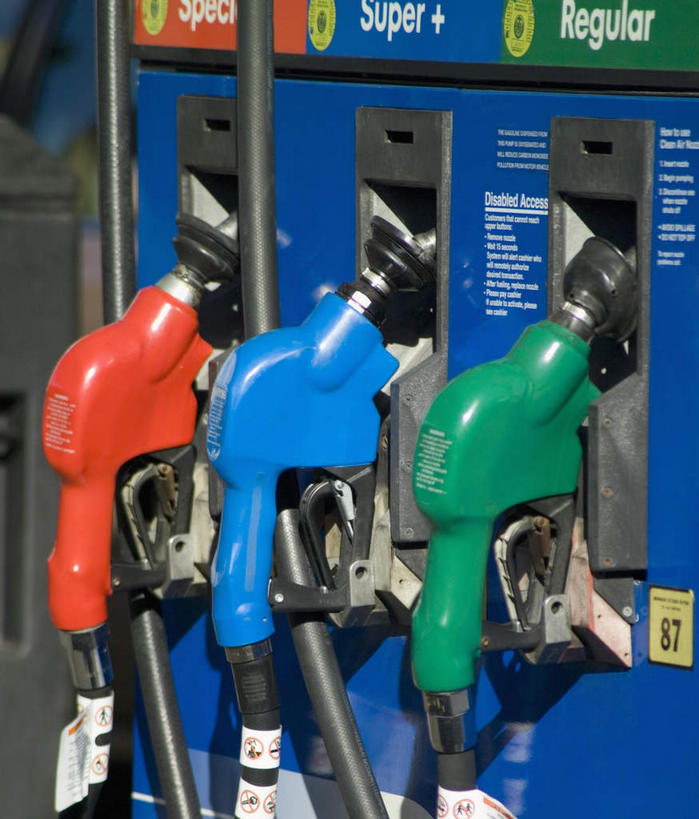 无人,竖图,室外,特写,白天,正面,静物,一排,整齐,排列,三个,红色,蓝色,绿色,加油站,能源,燃料,资源,队列,能量,汽油,加油枪,计量加油枪,输油枪,油枪,燃油,彩图,补充站,公共加油站,汽车加油站