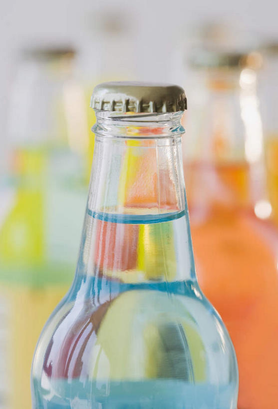 无人,竖图,彩色,室内,特写,白天,白色背景,正面,许多,朦胧,模糊,罐子,饮品,很多,玻璃制品,饮料,玻璃瓶,瓶子,摄影,影棚,苏打水,可口,适口,彩图,影棚拍摄,拍摄