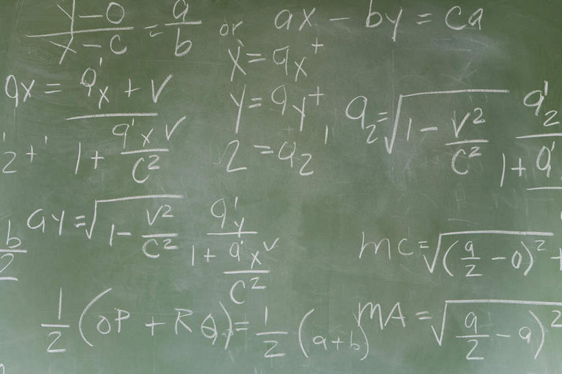 无人,横图,室内,特写,白天,正面,静物,英文,笔,标志,工具,数字,文字,字符,字母,标识,粉笔,学习用品,黑板,教室,教学,阿拉伯数字,英文字母,文具用品,课堂,数学,公式,耐磨,白垩,教学黑板,彩图