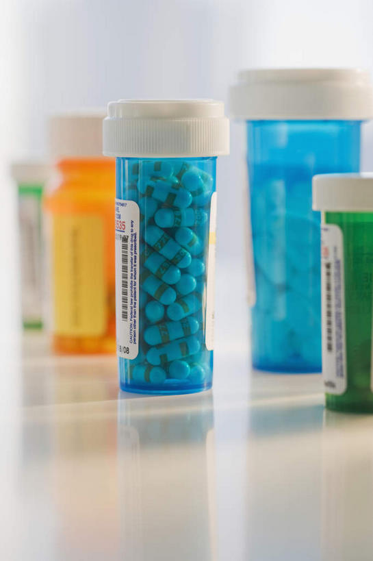 无人,竖图,俯视,室内,特写,白天,安全,桌子,五个,许多,阴影,朦胧,模糊,反射,英文,标志,文字,药剂,药丸,影子,字符,字母,防护,标识,药片,蓝色,绿色,瓶子,塑料制品,药品,橙色,塑料瓶,治疗,英文字母,保护,药物,医疗,保险,预防,平安,彩图,高角度拍摄