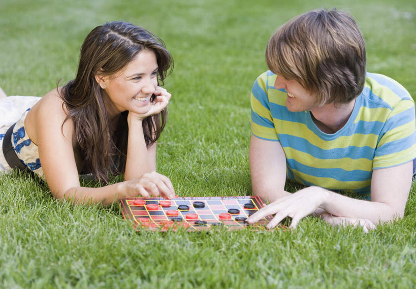 西方人,两个人,笑,微笑,露齿笑,横图,室外,白天,正面,爱情,游戏,智慧,草地,草坪,植物,欧洲,欧洲人,撑,握,服装,浪漫,拿,玩,拿着,托腮,注视,休闲装,娱乐,草,衣服,绿色,观察,看,趴着,托,休闲,温暖,温馨,休闲服,棋盘,恩爱,益智,握着,恋人,服饰,观看,活动,和睦,察看,发泄,关注,消遣,智力,托下巴,跳棋,宣泄,西洋跳棋,国际跳棋,男人,男性,年轻男性,年轻女性,女人,女性,白种人,情侣,趴,玩耍,嬉戏,半身,彩图,伴侣,融洽