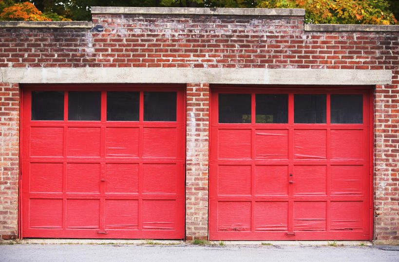 无人,停车场,横图,室外,白天,正面,植物,车库,窗户,门,墙,玻璃窗,墙壁,墙面,树,树木,红色,绿色,自然,门框,生长,成长,彩图,泊车场