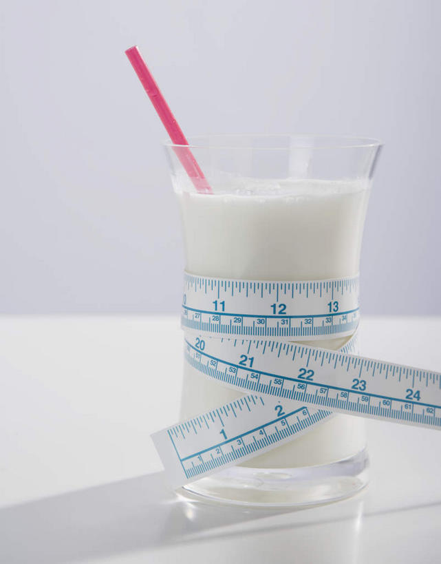 牛奶,无人,竖图,室内,特写,白天,白色背景,正面,桌子,杯子,阴影,环绕,缠绕,反射,测量,皮尺,影子,刻度,塑料,饮品,营养,玻璃制品,饮料,一个,尺,水杯,塑料制品,吸管,保养,保健,摄影,影棚,单个,测量工具,尺子,减肥,空心,乳制品,腰围尺,奶,牛乳,瘦身,纠缠,量具,量仪,塑料卷尺,饮管,安神,玻璃杯,彩图,影棚拍摄,拍摄,圆柱状