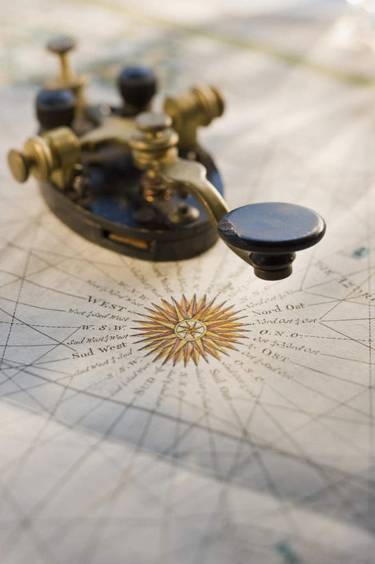 无人,竖图,俯视,室内,特写,白天,道路,静物,地图,阴影,朦胧,模糊,反射,信息,影子,交通,方向,通讯设备,摄影,影棚,古董,引导,指引,电报,古玩,电报机,交流,沟通,彩图,高角度拍摄,影棚拍摄,拍摄,导航