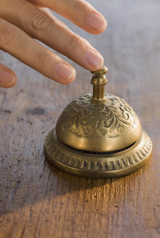 西方人,手,一个人,竖图,俯视,室内,特写,白天,桌面,桌子,欧洲,欧洲人,仅一个男性,仅一个人,仅一个中年男性,握,阴影,反射,木制,影子,铃,一个,木制品,手部,服务,握着,单个,单手,呼唤,呼叫,服务铃,服侍,召唤,召集,男人,男性,中年男性,白种人,半身,彩图,高角度拍摄